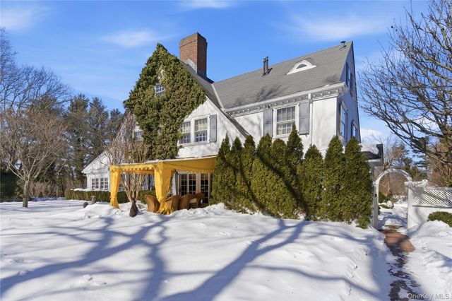 42 Clocktower Lane, Old Westbury, NY 11568