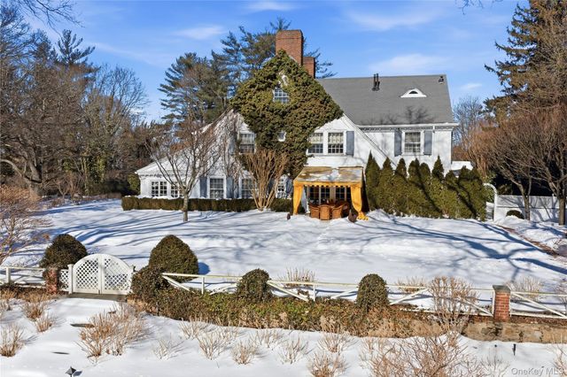 42 Clocktower Lane, Old Westbury, NY 11568