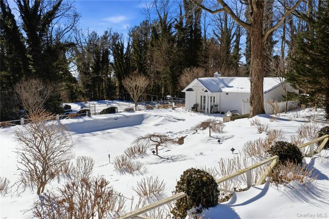 42 Clocktower Lane, Old Westbury, NY 11568