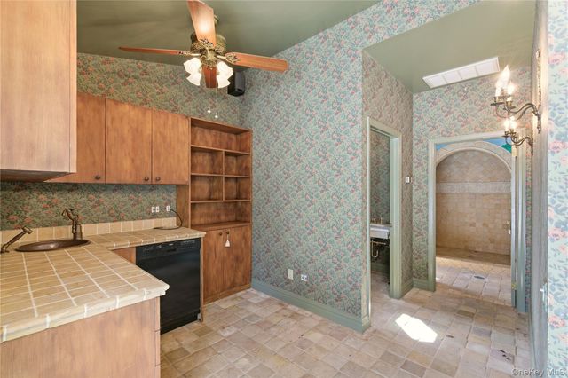 42 Clocktower Lane, Old Westbury, NY 11568