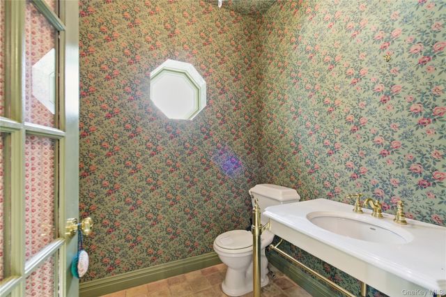 42 Clocktower Lane, Old Westbury, NY 11568