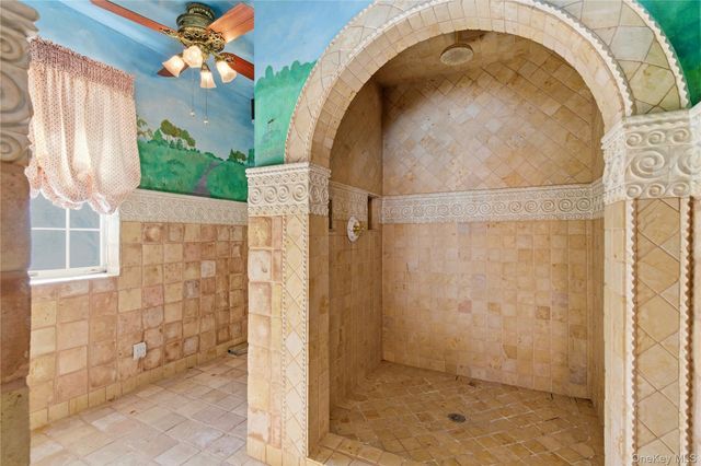 42 Clocktower Lane, Old Westbury, NY 11568