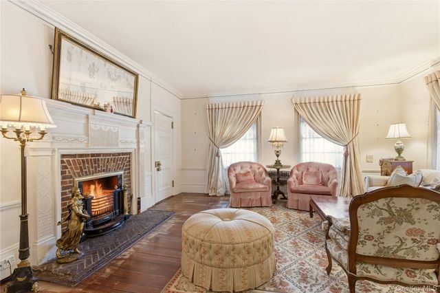 42 Clocktower Lane, Old Westbury, NY 11568