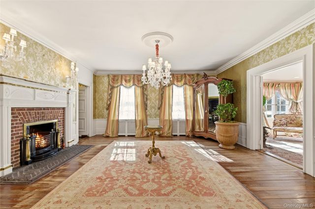 42 Clocktower Lane, Old Westbury, NY 11568