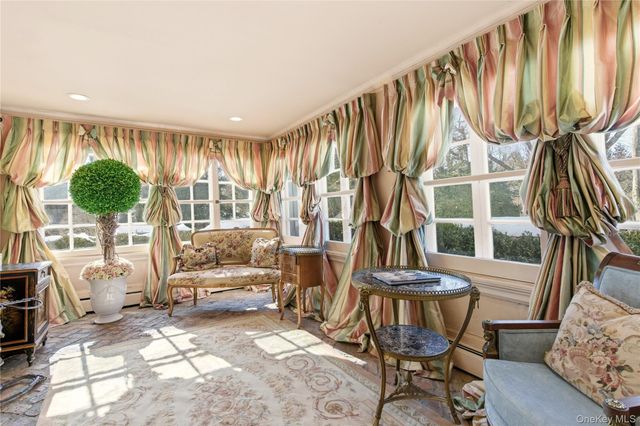 42 Clocktower Lane, Old Westbury, NY 11568