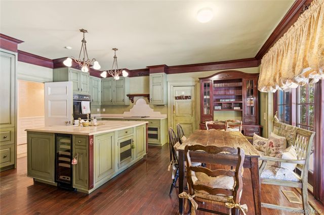 42 Clocktower Lane, Old Westbury, NY 11568