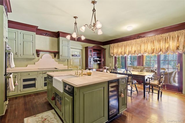 42 Clocktower Lane, Old Westbury, NY 11568