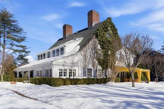 42 Clocktower Lane, Old Westbury, NY 11568