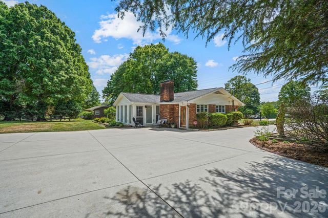 3328 Sulphur Springs Road NE, Hickory, NC 28601