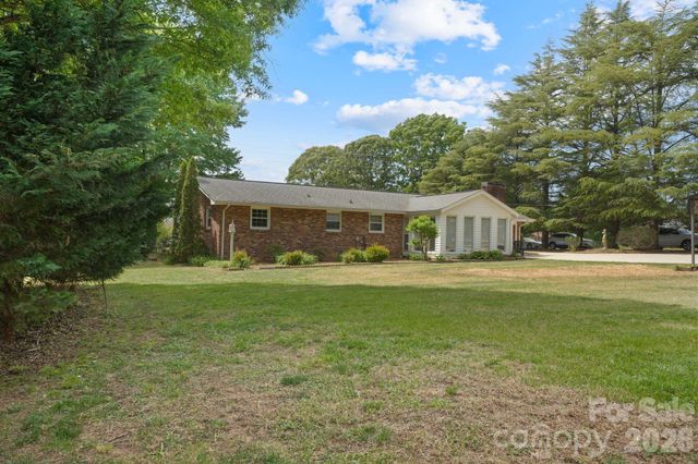 3328 Sulphur Springs Road NE, Hickory, NC 28601