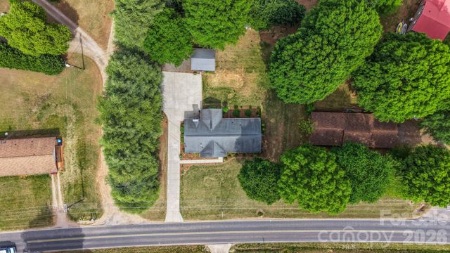 3328 Sulphur Springs Road NE, Hickory, NC 28601
