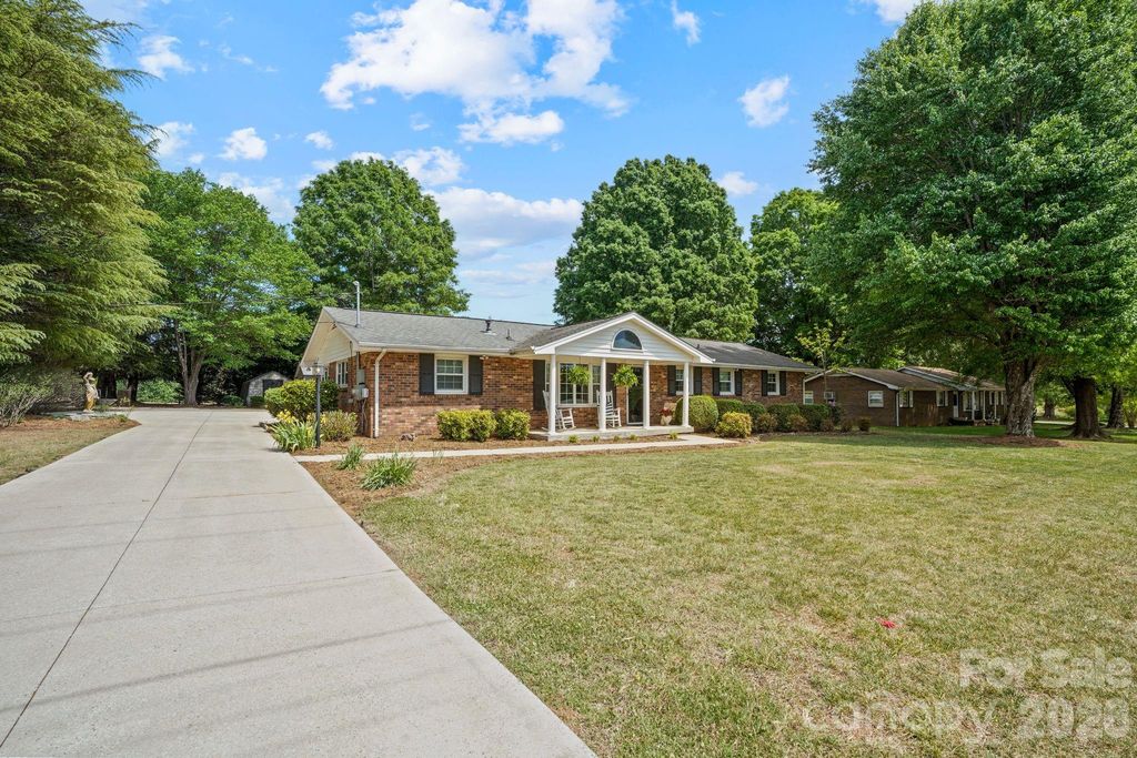 3328 Sulphur Springs Road NE, Hickory, NC 28601