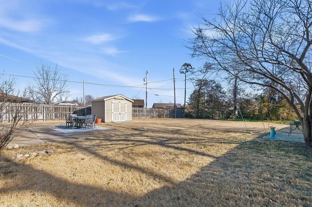 654 N Burns Ave, Valley Center, KS 67147