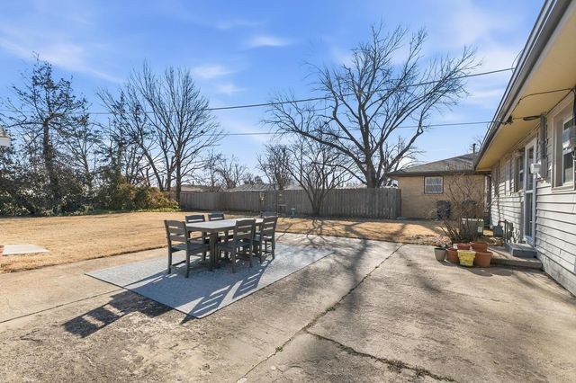 654 N Burns Ave, Valley Center, KS 67147