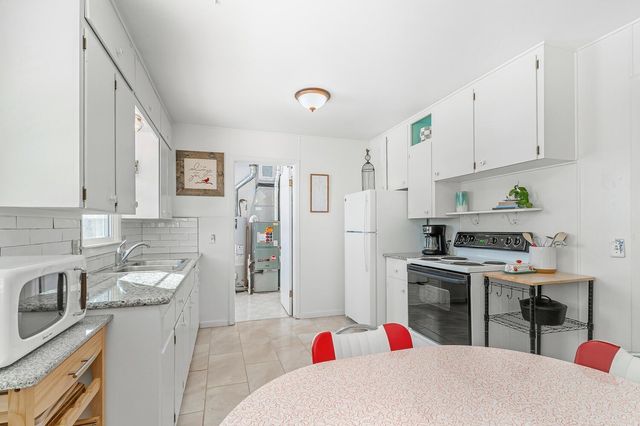 654 N Burns Ave, Valley Center, KS 67147