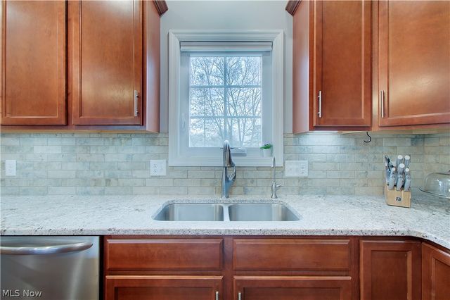 2594 Carlton Street NW, North Canton, OH 44720