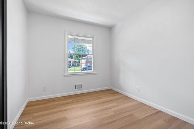 4901 Rossmoor Dr, Louisville, KY 40219