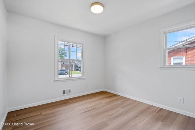 4901 Rossmoor Dr, Louisville, KY 40219