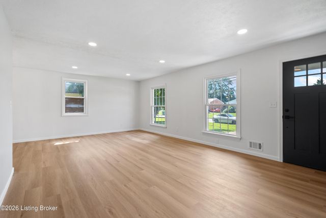 4901 Rossmoor Dr, Louisville, KY 40219