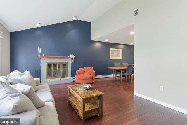 1028 NORVELT DR, Philadelphia, PA 19115