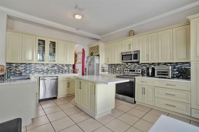 17951 NW 91st Ct, Hialeah, FL 33018