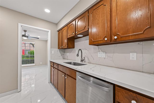 6649 De Moss Drive 649, Houston, TX 77074
