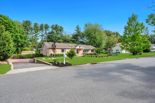 10 S Lot Road, Smithtown, NY 11787