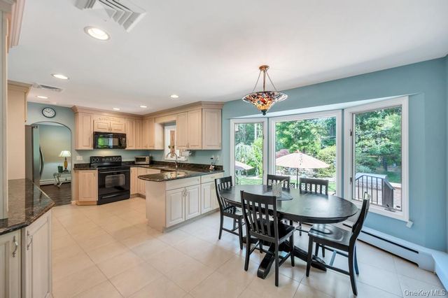 10 S Lot Road, Smithtown, NY 11787