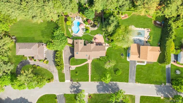 10 S Lot Road, Smithtown, NY 11787