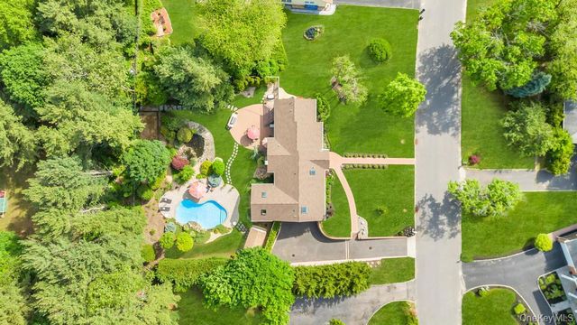 10 S Lot Road, Smithtown, NY 11787