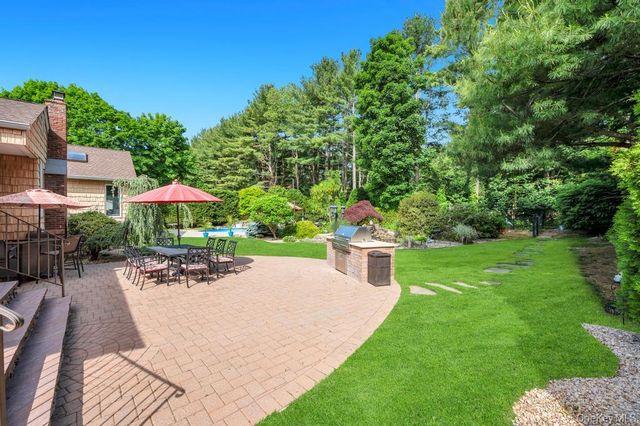10 S Lot Road, Smithtown, NY 11787