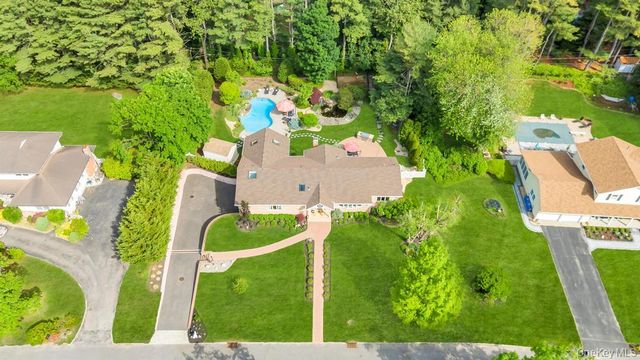 10 S Lot Road, Smithtown, NY 11787
