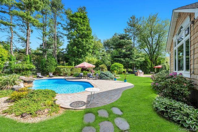 10 S Lot Road, Smithtown, NY 11787