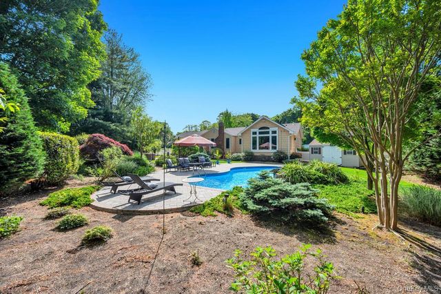 10 S Lot Road, Smithtown, NY 11787