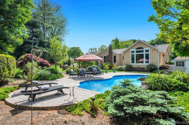 10 S Lot Road, Smithtown, NY 11787