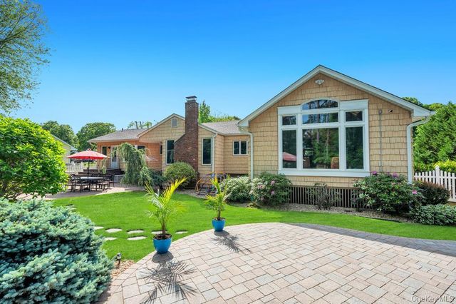 10 S Lot Road, Smithtown, NY 11787