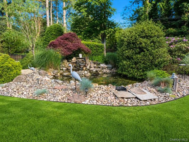 10 S Lot Road, Smithtown, NY 11787