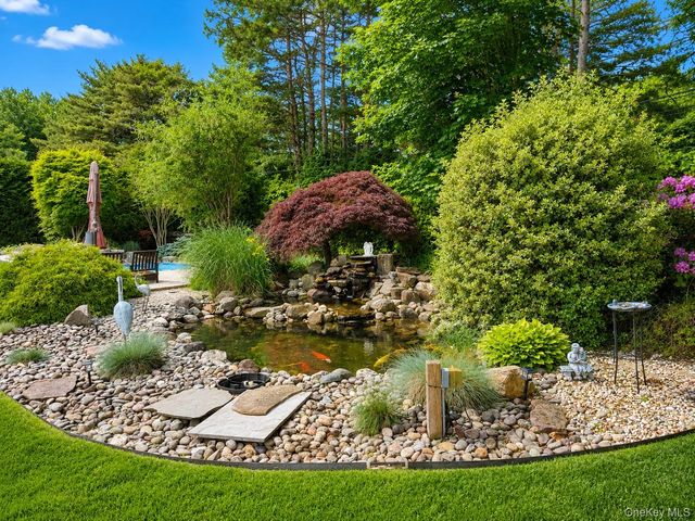 10 S Lot Road, Smithtown, NY 11787