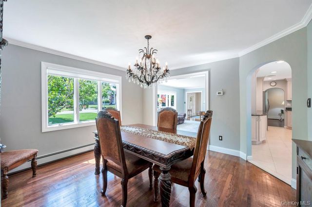 10 S Lot Road, Smithtown, NY 11787
