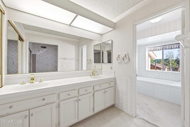 401 Falconrock Lane, Oak Park, CA 91377