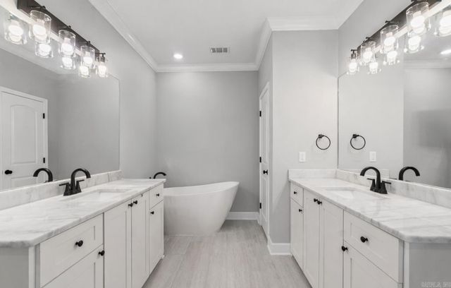 9138 Cliffside Dr, Sherwood, AR 72120