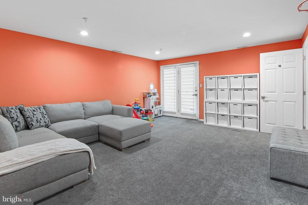 Image 4 of property listing at 108 LANCEFIELD RD, Baltimore, MD 21209