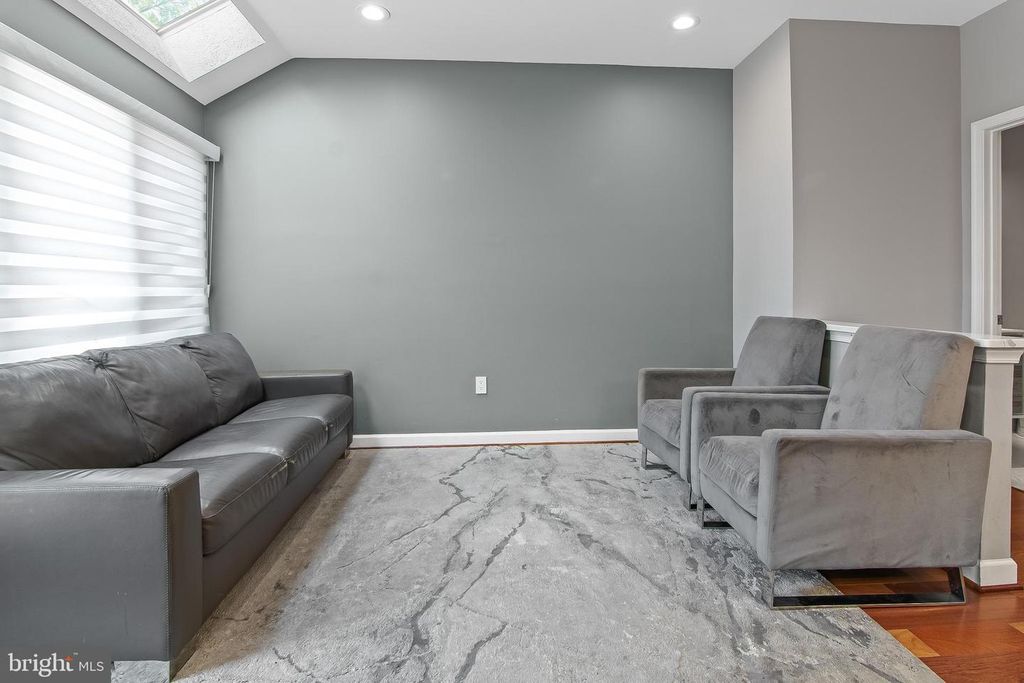Image 7 of property listing at 108 LANCEFIELD RD, Baltimore, MD 21209