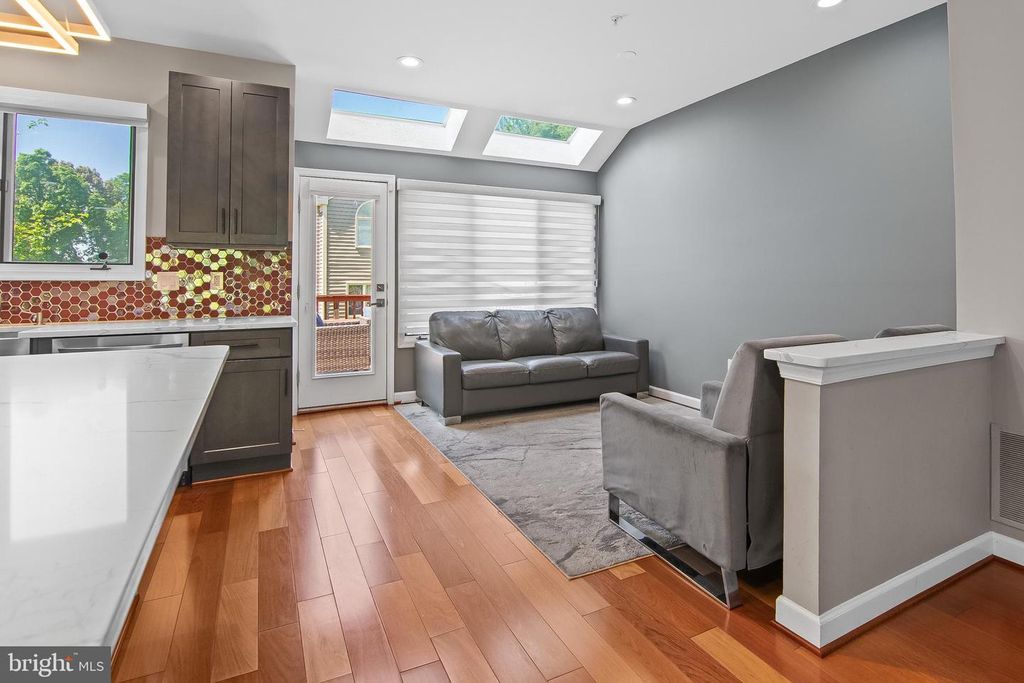 Image 8 of property listing at 108 LANCEFIELD RD, Baltimore, MD 21209