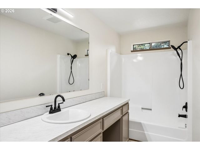536 66TH St, Springfield, OR 97478