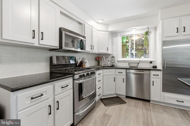 582 FOREST RD, Wayne, PA 19087