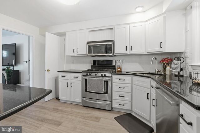 582 FOREST RD, Wayne, PA 19087