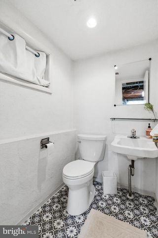 582 FOREST RD, Wayne, PA 19087