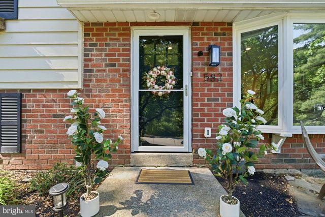 582 FOREST RD, Wayne, PA 19087