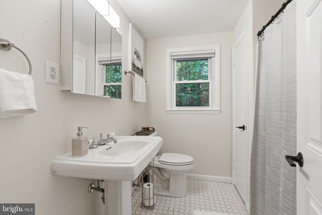 582 FOREST RD, Wayne, PA 19087
